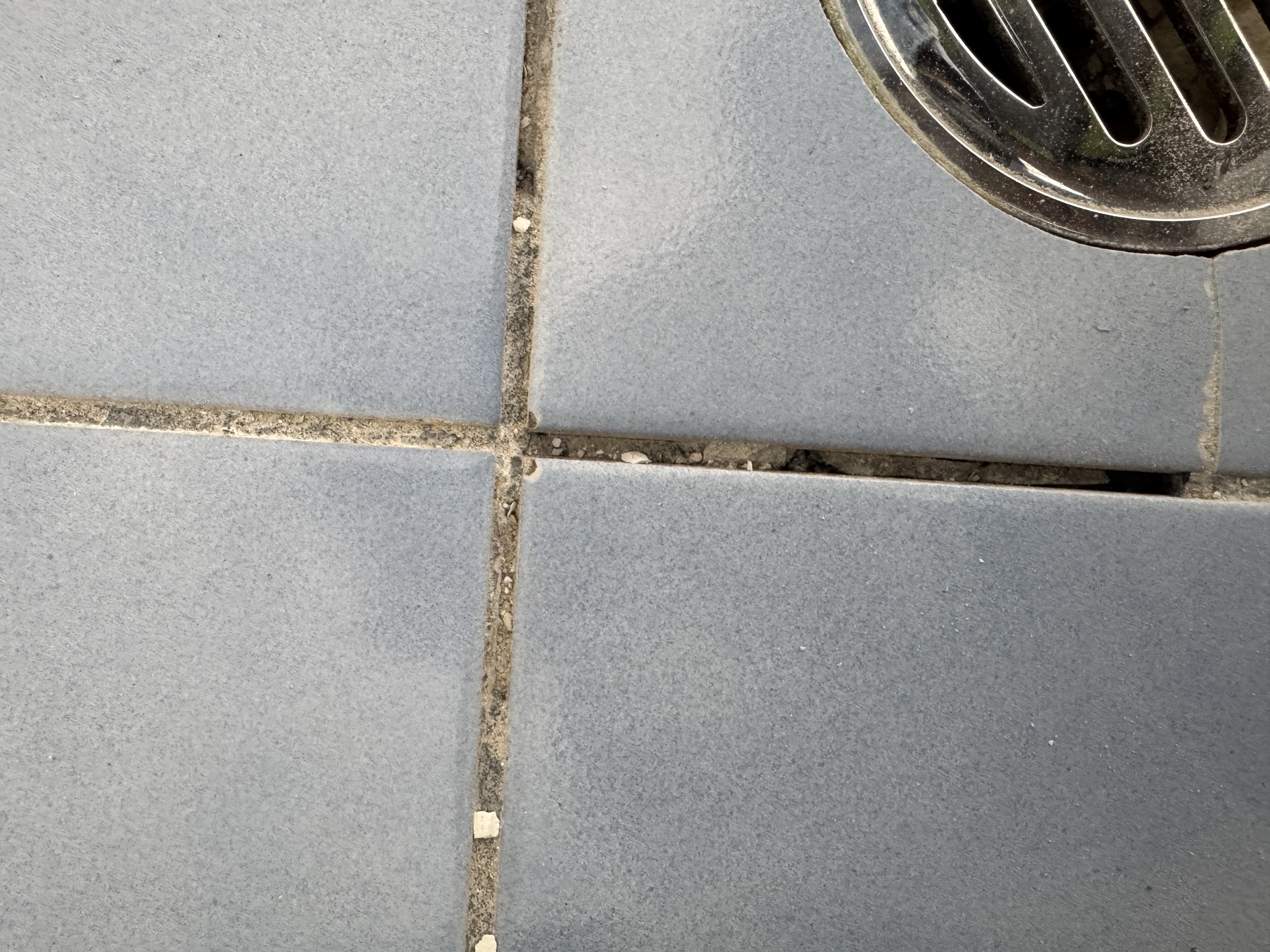 Cracked decayed grout before repair